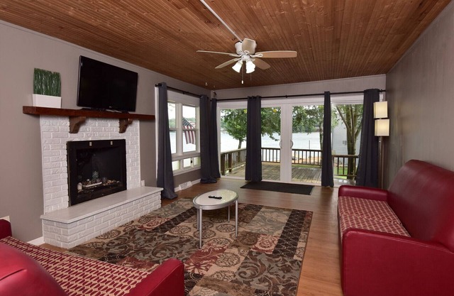 12 person Villa located in the heart of Wisconsin Dells