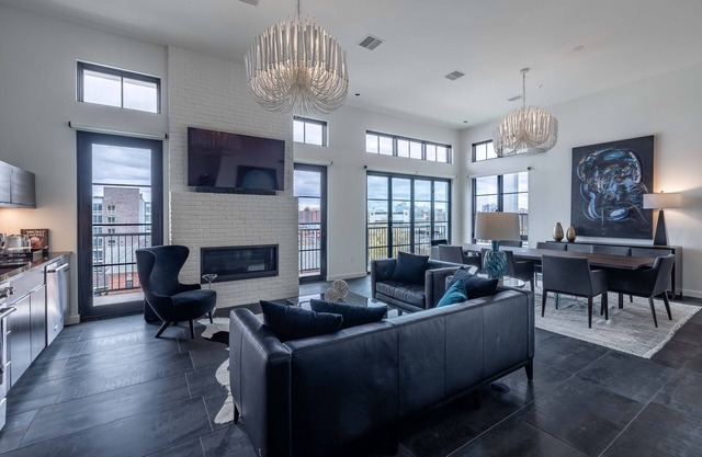 121 Hotel by AvantStay | Modern Penthouse Suite w/Living Area & Kitchen!