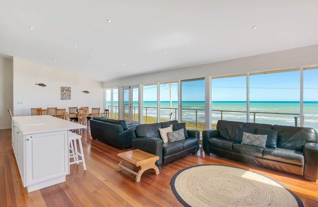 124 Surfers Pde - Beachfront