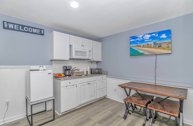 125 Atlantic Avenue Unit D - Pet Friendly! Walk To the Beach and Pier! 1BR -1BA - Sleeps 2-4 guests!