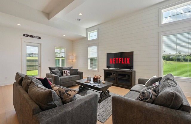 12th Man Hideout: 3Br+Backyard+Garage