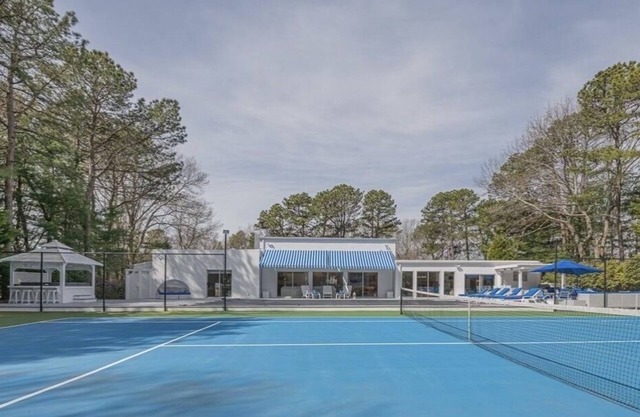 13 min from Shinnecock Golf Course, Hamptons, Lighted Tennis Court hot tub pool