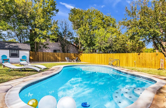13 minutes from the Austin Downtown, Pool, Escape to the best getaway