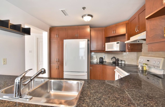 #138 Beautiful & Bright APT in Downtown