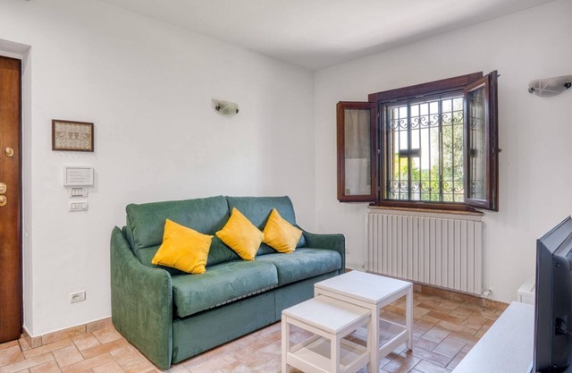 149 sqm house for 5 people, with a private garden and uncovered parking space. Absolutely stunning view of Assisi, in a highly sought-after location. Few nearby houses ensure excellent privacy. The garden directly overlooks the Monte Subasio Park, offeri