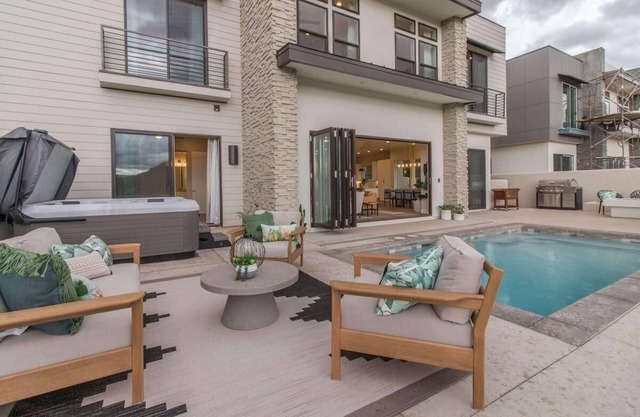 15 Bedroom Super Luxury Home w/Private Pool!
