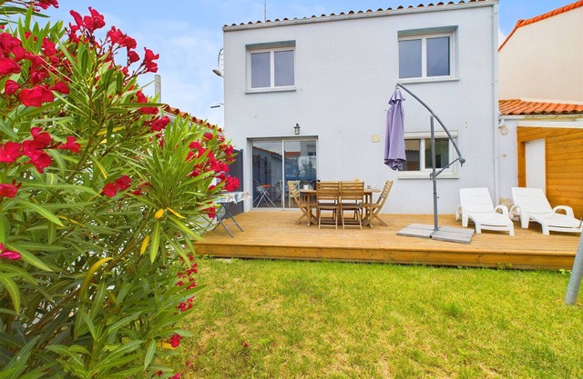 15 min by foot from the beach, house for 6