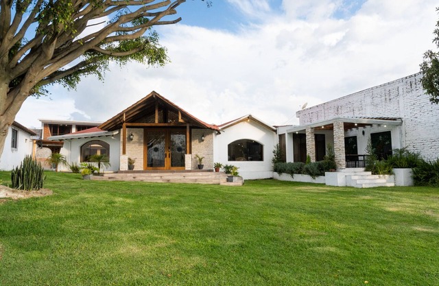 15 min from airport! Luxurious Gated Estate with Mountain Views from the Valley.