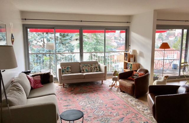 15 minutes from the Eiffel Tower and Chateau de Versailles! Apartment with view
