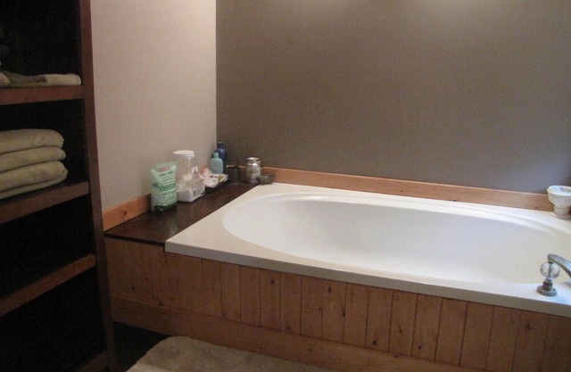 15 minutes from Waterton, great place for family gatherings, great mountain view