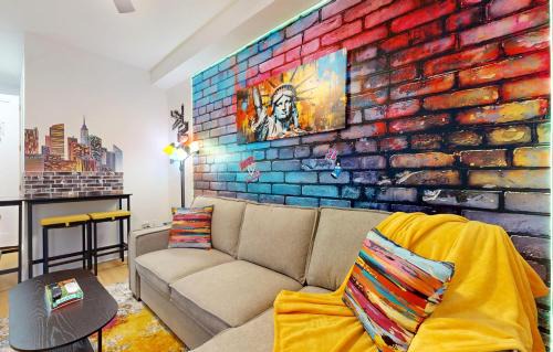 15 Minutes to NYC - A Fun & Colorful Getaway
