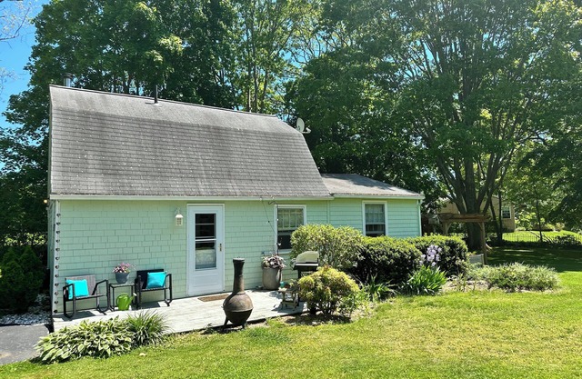150ft+ Direct Waterfront! 2-Bdrm Cottage on Niantic River in Waterford CT