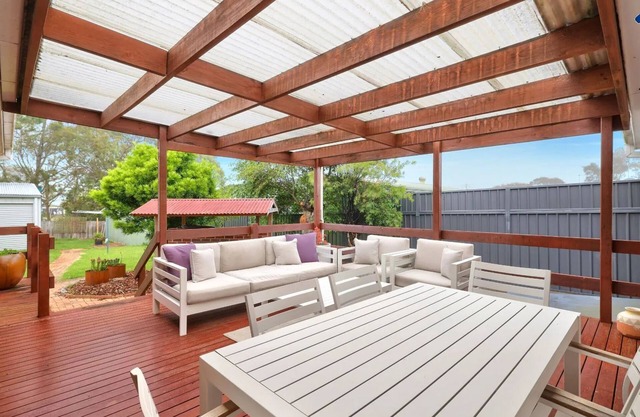 150South – 200m to beach and an easy flat walk to cafes and shops.