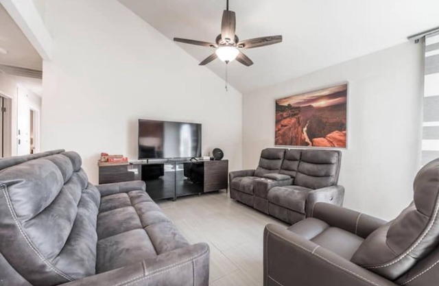 15min from strip 3bdrm 2bath
