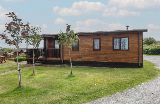 16 FOREST LODGE, pet friendly, country holiday cottage in Chwilog