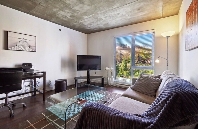 #165 Modern & Spacious Condo in Downtown