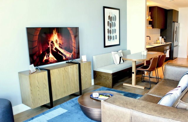 16Fl Condo @Rainey St w/Rooftop Pool w/Private Balcony
