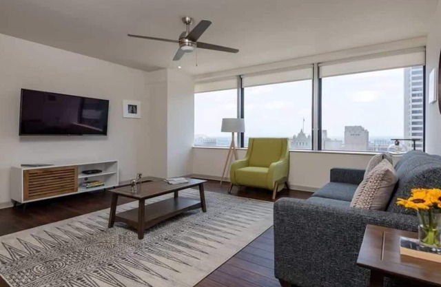 16th FL Bold CozySuites with pool, gym 2