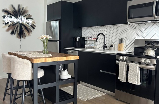 16th Floor 1-bedroom apartment in lovely Midtown with AC, WiFi, Pool near FOX