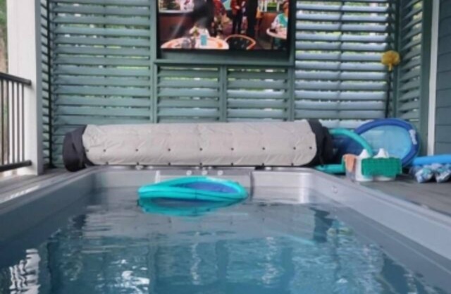 17 ft Swim Spa, hot tub, pool table, kayaks, 3 kitchens, wifi