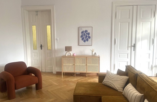 170sqm - lots of space in a Wilhelminian style building with 2 free parking spaces