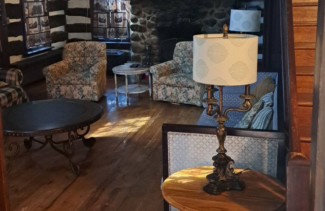 1798 historic log cabin and 3 acres in Gettysburg you can rent privately.