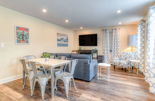 18 ABBOTT APT - SPACIOUS GARDEN LEVEL APT - 1 block from the Beach