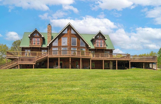 18-Acre Hideaway: Hot Tub