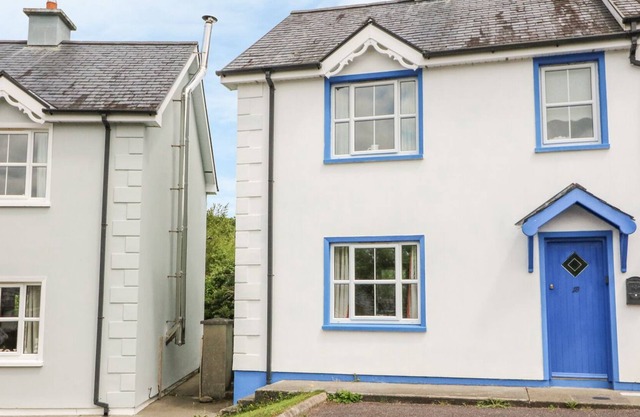 18 DALEWOOD, pet friendly, with a garden in Glengarriff, County Cork