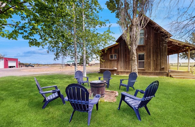 1800's Bunk House on Long Hollow Ranch, dog friendly w/WiFi, access to trails