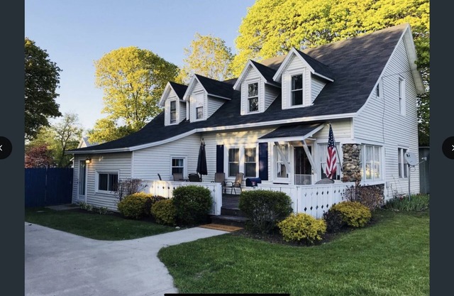 1882 Historical Farmhouse/5 BR/Private Driveway/Boat Rental Available