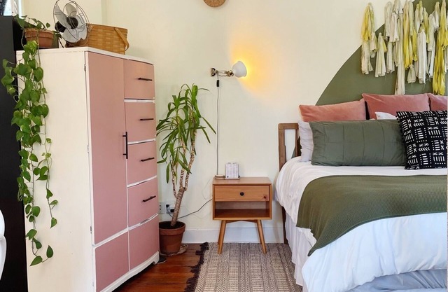 1885 Upscale Vintage Parlor Loft: Heart of Historic SAV