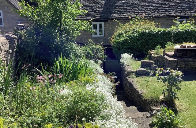 18th century cottage 2 minutes walk to pubs, shops, restaurants and play park