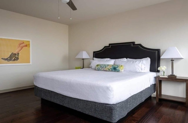 18th FL Stylish CozySuites w/pool, gym #3