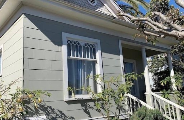 1905 Craftsman,3bdrms 3baths, PETS, Parking, Downtown! 2 blks State St, 7 Beach!