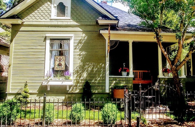 1906 Victorian Cottage located in the heart of Hyde Park