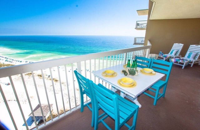 1912 | Killer Views + Tiki Bar + 3 Pools + Hot Tubs!