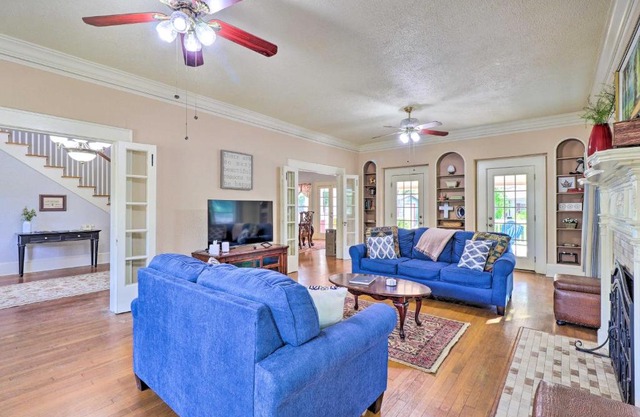 1920s Corsicana Home - Spacious Group Getaway!