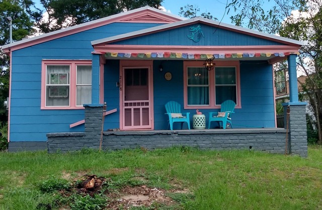 1941 beach bungalow/short term corp rental/pets ok/all util 30+days