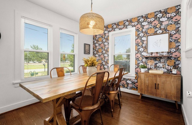 1950s Cottage-steps from Trendy Old Town Tomball dining, coffee, shops