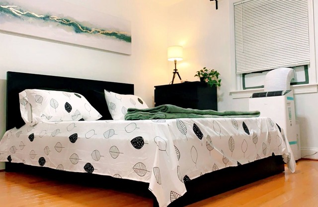 1Bed 1Ba Entire Apt. Dedicated Workstation. FREE Bikes for guests to Explore