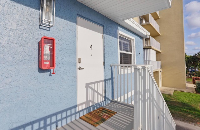 1Bed/1Bath Upstairs Cottage, Steps to the Ocean, Perfect for Couples