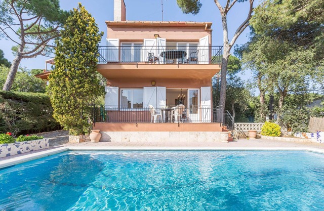 1BENET 1 - House divided into 3 totally independent apartments with shared pool just 1 km from the beach of Calella de Palafrugell