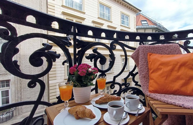 1BR/1BA, AC ♥ Elegant & Bright Suite with a Private Balcony Overlooking Downtown