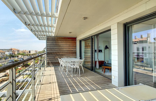 1BR Apartment for 4 in Carnon - Terrace, Garage, Steps from the Beach