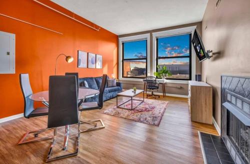 1Br in Heart of Downtown, Sauna, Prime Location