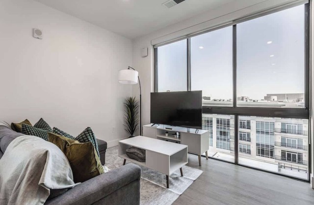 1BR LUX DT Haven - Free Parking/Gym/Rooftop Pool