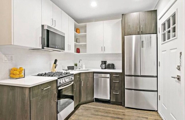 1BR Stylishly Furnished Apt in Lakeview