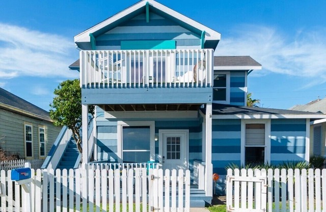 1BR Upper Unit w/Private Deck & Gulf Views, Walk to Beach, Pier & The Strand!