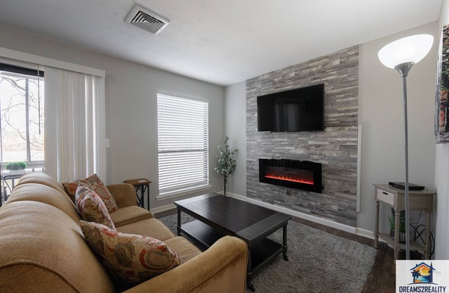 1BR WALK-IN~Pet Friendly ~ Resort Amenities ~ Fishing ~ FREE TICKETS INCLUDED! (PR40-10)